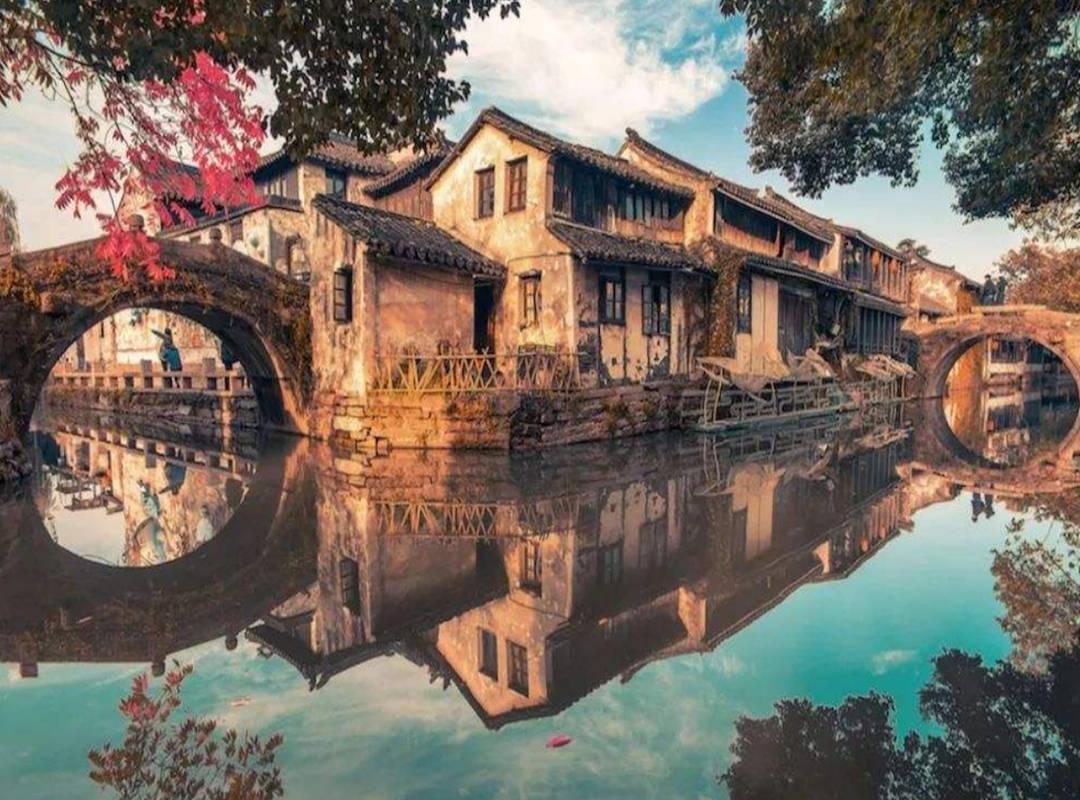 逃离废弃的卡车场